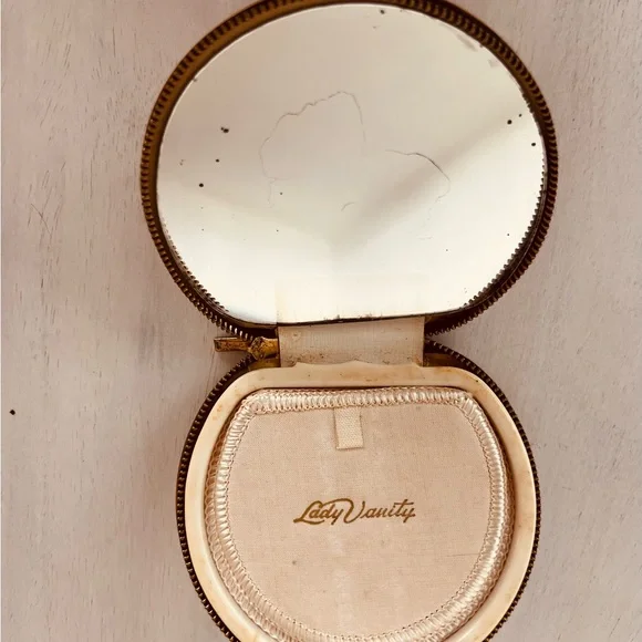 Vintage Gold Compact with Rooster Design - Picture 3 of 6